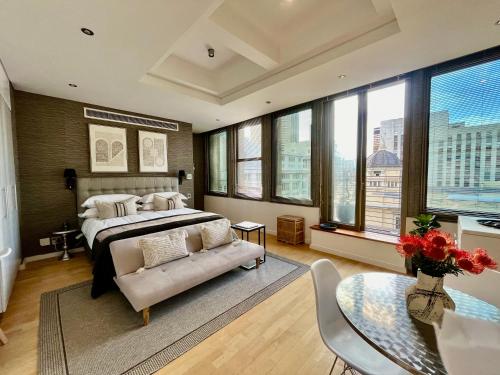 Un dormitorio con una cama, un sofá y una mesa. en #608 Cartwright - Urban Hideaway, en Ciudad del Cabo