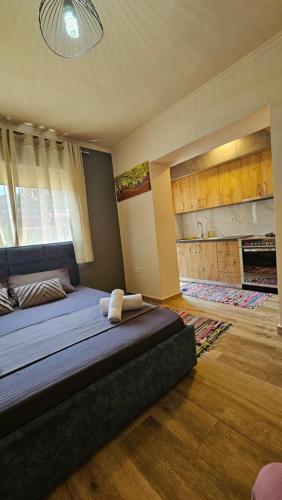 sypialnia z dużym łóżkiem w pokoju w obiekcie Dua's Apartment w Tiranie
