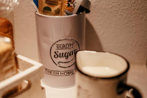 eine Tasse auf einer Theke neben einer Toilette in der Unterkunft Casa Vacanze VENUS in Venosa