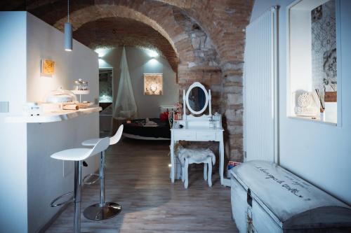 a room with a bed and a vanity with a mirror at Casa Vacanze VENUS in Venosa