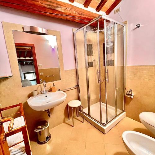 a bathroom with a shower and a sink at Dimora Del Corso Di Montepulciano in Montepulciano