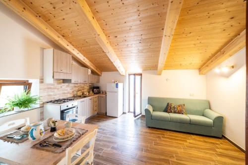a living room with a green couch in a kitchen at Portico Rodriguez Abatemarco in Abatemarco