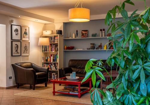 a living room with a couch and a table at VerdeMela in Canepina