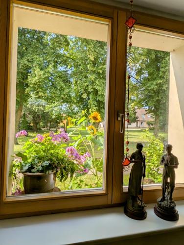a window with two statues sitting on a window sill at Rosalee in Strehlow