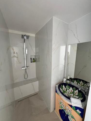 une salle de bain avec douche et baignoire dans l'établissement Maison vue mer avec piscine sur la Côte d'Azur, à Théoule-sur-Mer