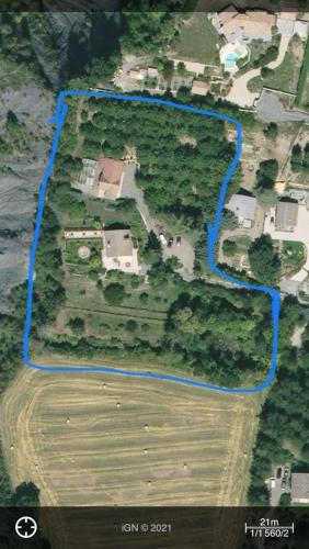 une vue aérienne d'une maison avec une ligne bleue dans l'établissement Domaine de la baie Saint-Michel le Piolit, à Prunières