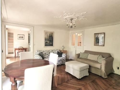 un salon avec une table et un canapé dans l'établissement Paris Montmartre 6 Personnes, à Paris