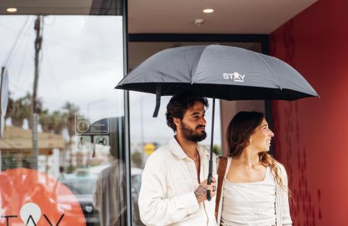 a man and a woman standing under an umbrella at Stay Hotel Lisboa Aeroporto in Lisbon