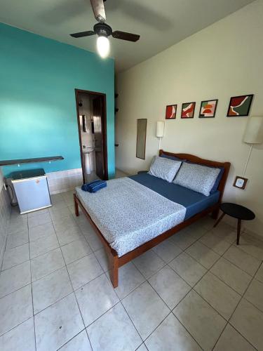 a bedroom with a bed and a ceiling fan at Pousada Brisa da Praia in Arraial do Cabo