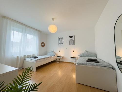 una sala de estar con una cama y un sofá en 110qm - 4 Zimmer - privat Parkplatz - zentral - Balkon - MalliBase Apartments, en Kassel