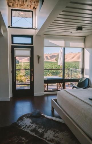 a bedroom with a bed and a view of the desert at Geneseo Inn in Paso Robles