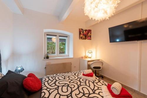 City Center Apartment with Free Parking