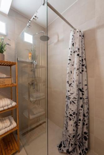 City Center Apartment with Free Parking
