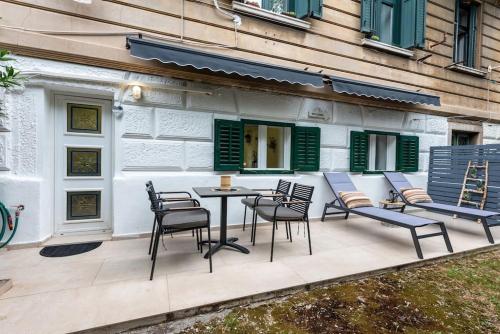 City Center Apartment with Free Parking