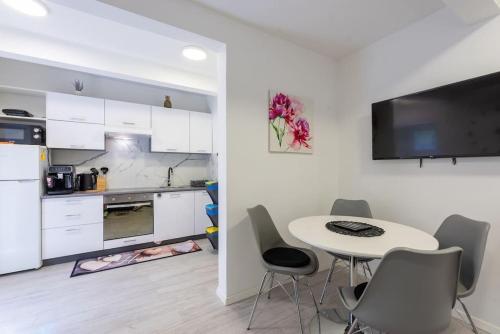 City Center Apartment with Free Parking