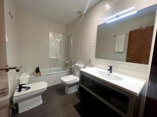 ein weißes Badezimmer mit Toilette und Waschbecken in der Unterkunft Apartamento entero con patio en Terrassa, Barcelona in Terrassa