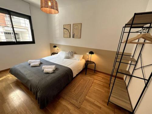 ein Schlafzimmer mit einem Bett mit zwei Kissen darauf in der Unterkunft Apartamento entero con patio en Terrassa, Barcelona in Terrassa