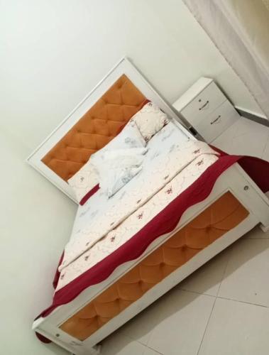 Una cama pequeña en una caja en una habitación en Emmilicia holiday homes, en Kampala