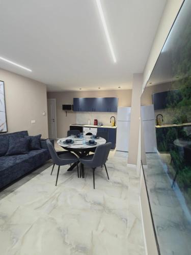 a kitchen and living room with a table and chairs at GK apartments Ballerina in Bat Yam