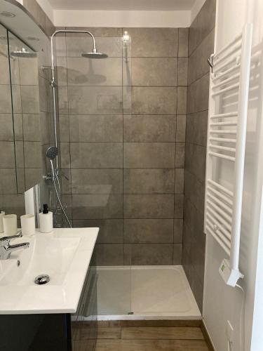 une salle de bain avec un lavabo et une douche dans l'établissement Le COCON STUDIEUX - Studio tout équipé- Quartier Lahitolle, à Bourges