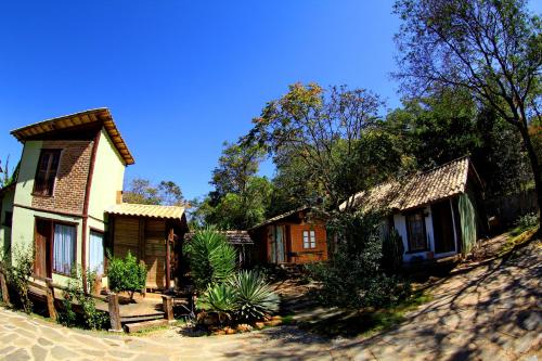 a group of cottages on a dirt road at Abrigo Cipó in Serra do Cipo