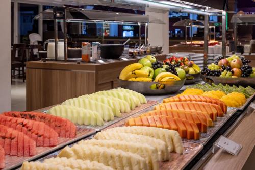 a buffet with many different types of food on display at Wish Foz do Iguaçu in Foz do Iguaçu