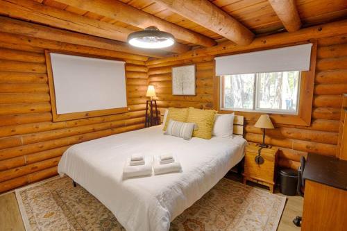 Katil atau katil-katil dalam bilik di Charming Log Cabin in Tall Pines with Fire Pit Near Trails & Lake