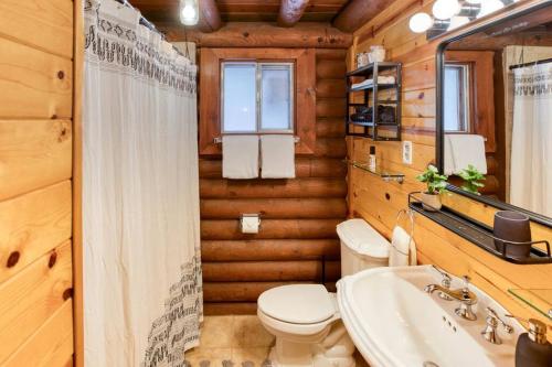 Bilik mandi di Charming Log Cabin in Tall Pines with Fire Pit Near Trails & Lake