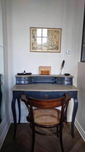 a blue desk with a chair in a room at Meublé de caractère Les arts Danse in Le Puy en Velay