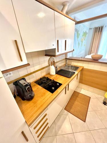 a kitchen with a counter with a stove top oven at Mike Beach House in Costa da Caparica