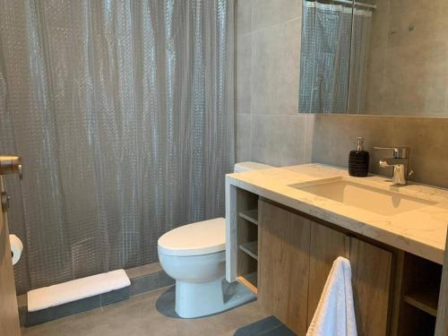 危地马拉DN2A-Great location with patio and pool的配有马桶、水槽和淋浴的浴室
