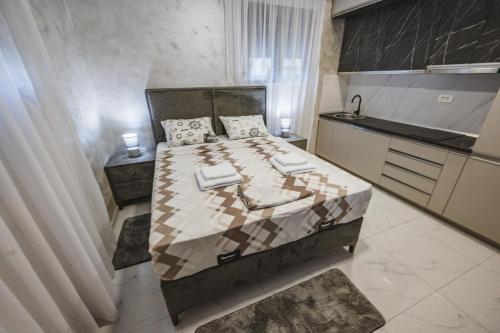 イガロにあるApartment Lenaのベッドルーム1室(大型ベッド1台付)