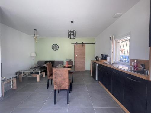 Kuchyň nebo kuchyňský kout v ubytování aux pieds des vignobles ardéchois logement de 40m2