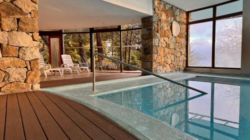 Kolam renang di atau dekat dengan Design Suites Bariloche