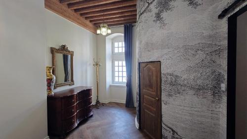 a hallway with a wall with a painting on it at Meublé de caractère Les arts Danse in Le Puy en Velay