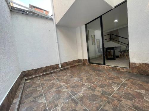 an empty room with a large window and a tiled floor at Magnífica y Acogedora Casa en Condomiminio in Jamundí