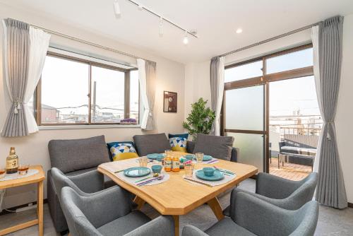 a living room with a table and chairs at Asakusa,Ginza,Ueno,Skytree,Stn&Conv 1min ,Family suite,45 Mins to Airport,Kiyoka Villa 清禾 in Tokyo