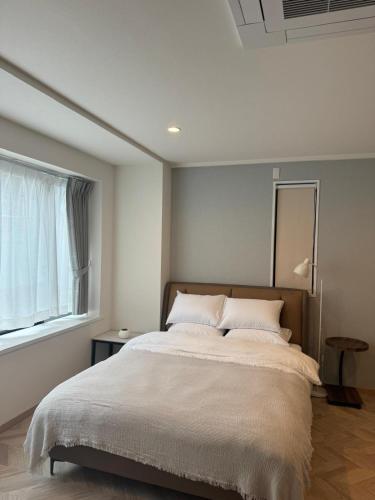 Ένα ή περισσότερα κρεβάτια σε δωμάτιο στο the one ueno