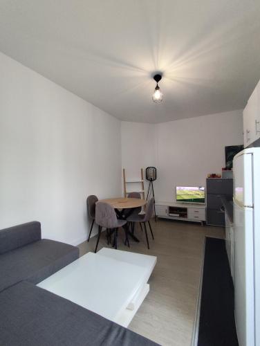 un salon avec un canapé et une table dans l'établissement F2 Au village St Denis, à Saint-Denis