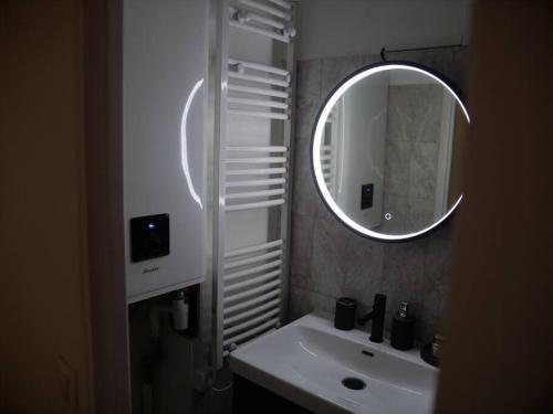 une salle de bain avec un lavabo blanc et un miroir dans l'établissement Residence 18 - Paris Rive Gauche, à Paris