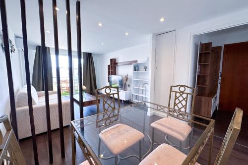 un salon avec une table en verre et des chaises dans l'établissement POINCARE 4 - Lumineux, rénové, central et calme à Juan les Pins, à Antibes