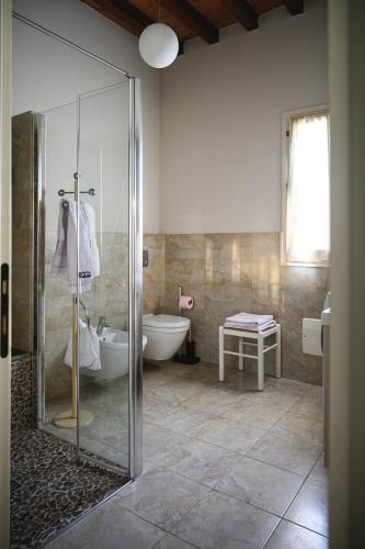 a bathroom with a tub and a toilet and a sink at Casa Luisa in Lesignana