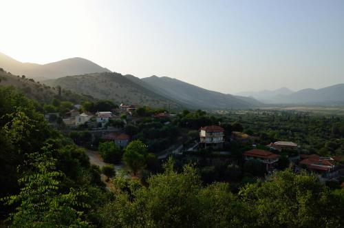 a town in a valley with mountains in the background at Villas 1850 in Elefthérion