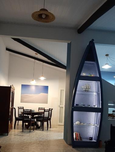a dining room with a dining table and a dining roomiasm at CasaMar: confortável e decorada, 30km do Chuí in Santa Vitória do Palmar