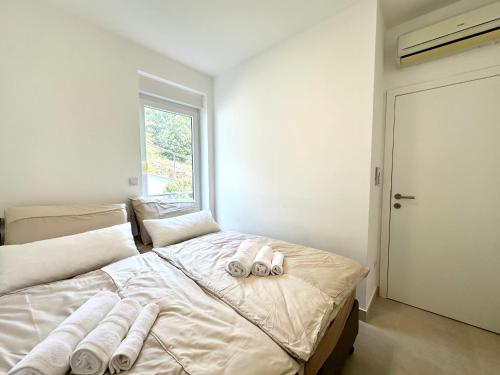 ツリクヴェニツァにあるThe View Apartment with pool - Crikvenicaのタオルが敷かれたベッドのある寝室