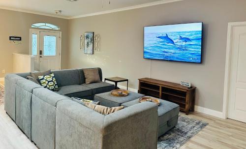 Χώρος καθιστικού στο Private Heated Pool & Beach House, 3 King Beds, TVs in all rooms, BBQ, Screened in Pool, 15 min to Beach, Private Neighborhood, 1000mbps WiFi