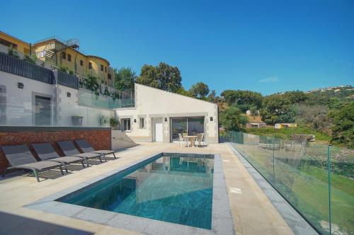 une maison avec une piscine à côté d'un bâtiment dans l'établissement FRGK 