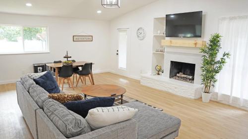 un soggiorno con divano e camino di Charming House Central Dallas a Dallas