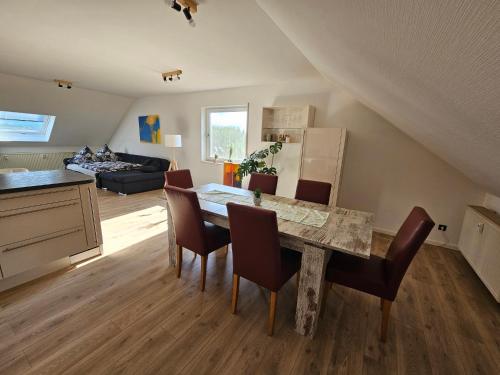 a kitchen and dining room with a table and chairs at Haus des Schneiders in Büchenbeuren