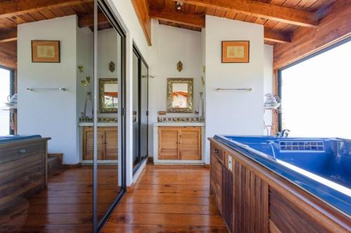 バジェ・デ・ブラボにあるCozy Cabin in Avandaroの青い洗面台と木製の床のあるバスルーム